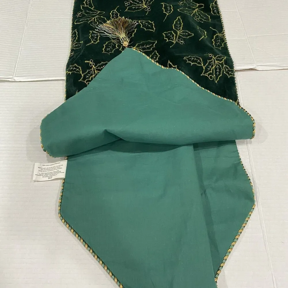 St Nicholas Square Holiday Runner For Table